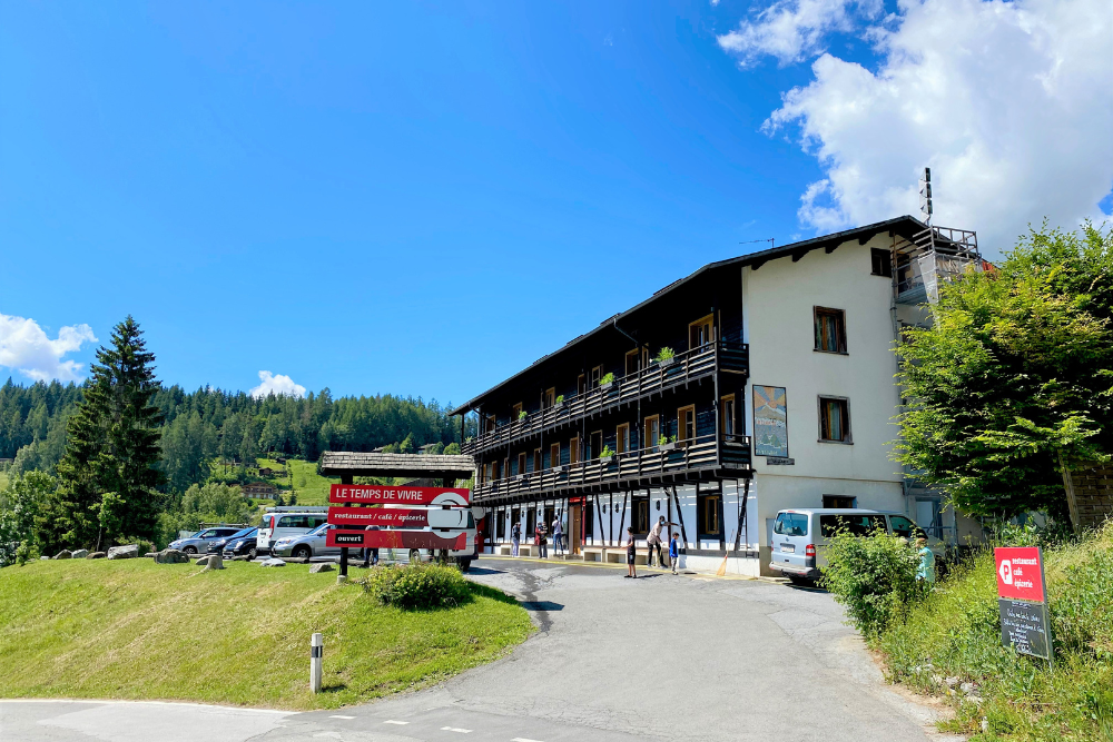 Le foyer des Mayens-de-Chamoson, connu pour son accueil aux demandeurs d'asile, a fermé ses portes pour une durée indéterminée suite à un affaissement du sol.