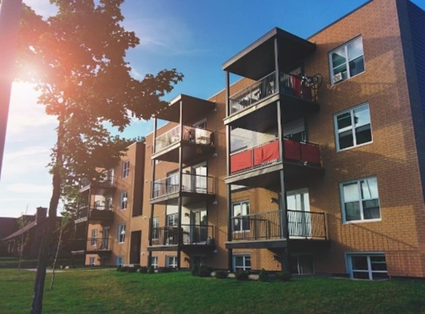 Les logements fribourgeois ont doublé depuis 1990, affichant des évolutions contrastées.