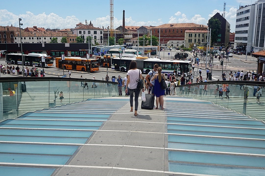 Les travaux ont débuté récemment à Venise pour rendre le Pont de la Constitution plus sûr pour les piétons.