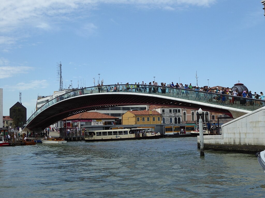 Le pont de la Constitution sur le Grand canal de Venise, considéré comme dangereux, doit être renforcé depuis de nombreuses années.