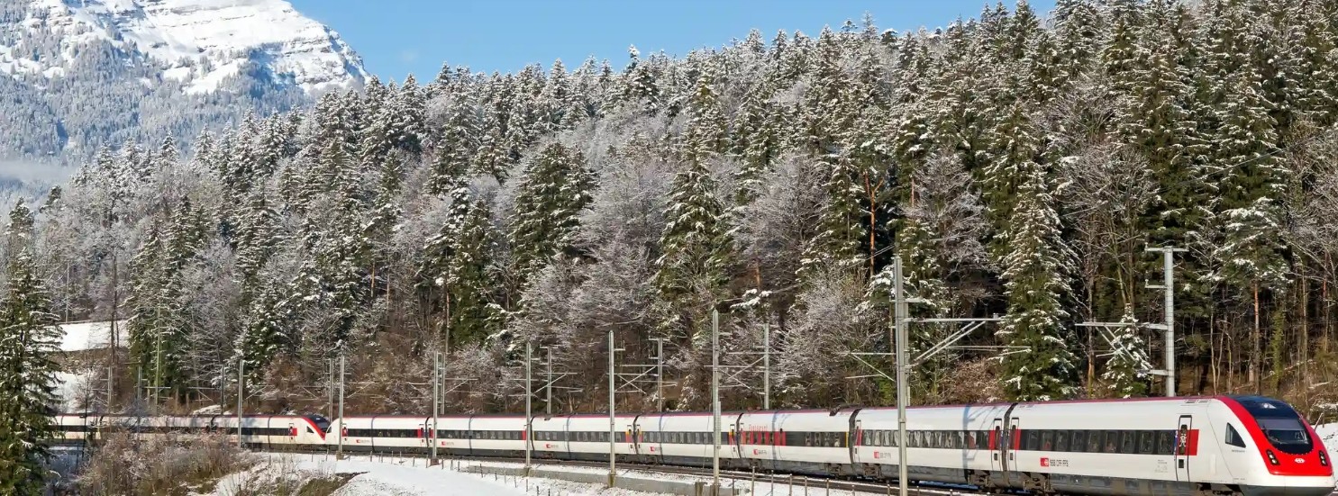 La gare de Sonceboz-Sombeval est un important nœud ferroviaire du Jura bernois, avec ses connexions pour Bienne, la vallée de Tavannes et La Chaux-de-Fonds.