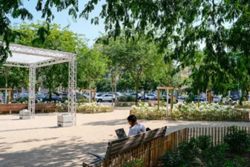 La place de Pré-Levêque à Genève, autrefois un parking, a été transformée en une place piétonne après rénovation et végétalisation.