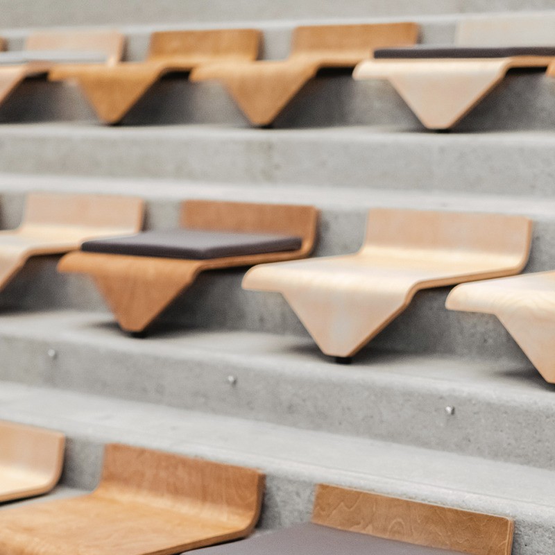 Les chaises Tai Kwun incarnent l'élégance modulaire et s'intègrent parfaitement à l'architecture historique et contemporaine de Tai Kwun.