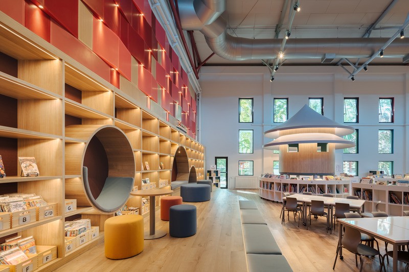 Ce nouveau concept de bibliothèque pour enfants, créé sur la base de l'architecture traditionnelle, se distingue par ses couleurs vibrantes et son ambiance captivante.