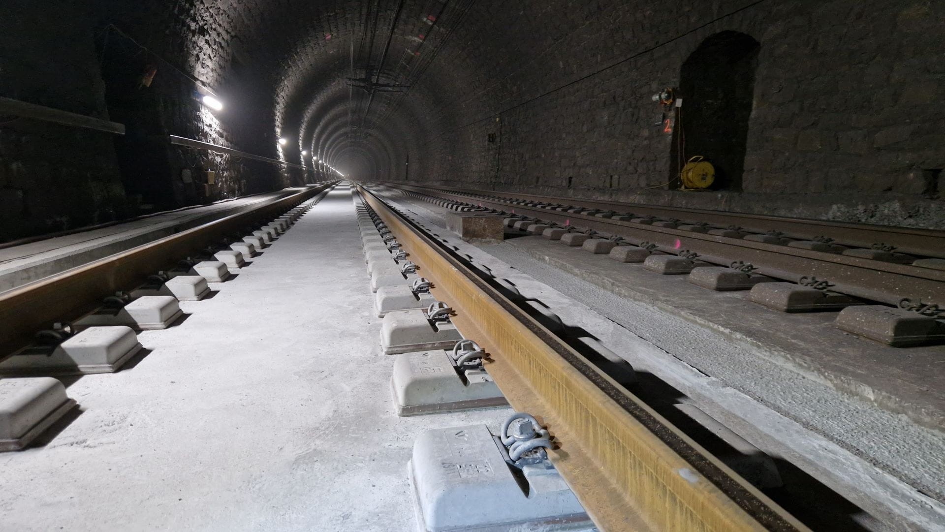 La rénovation de la chaussée dans le tunnel ferroviaire du Lötschberg a duré près de six ans et s'est achevée en octobre dernier.