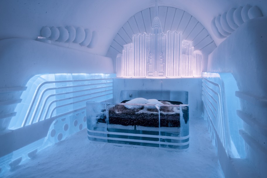 L'Icehotel a ouvert ses portes en 1989 et n'est pas seulement un hôtel, c'est aussi une exposition d'œuvres d'art en perpétuelle évolution, réalisées à partir de glace et de neige. Réalisation « Yesterday's Tomorrow » de Corban Warrington et Daniel Afonso