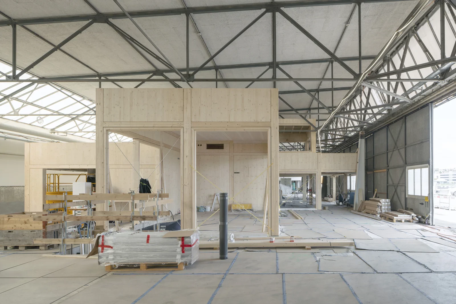 Le hangar de 150 m sur 20 m, situé à la limite nord de l'aérodrome de Dübendorf (ZH), se distingue par son immense espace intérieur et ses nombreuses portes coulissantes remises à neuf.