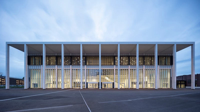 La façade du Confex Plaza et l'entrée principale de la salle de conférences.