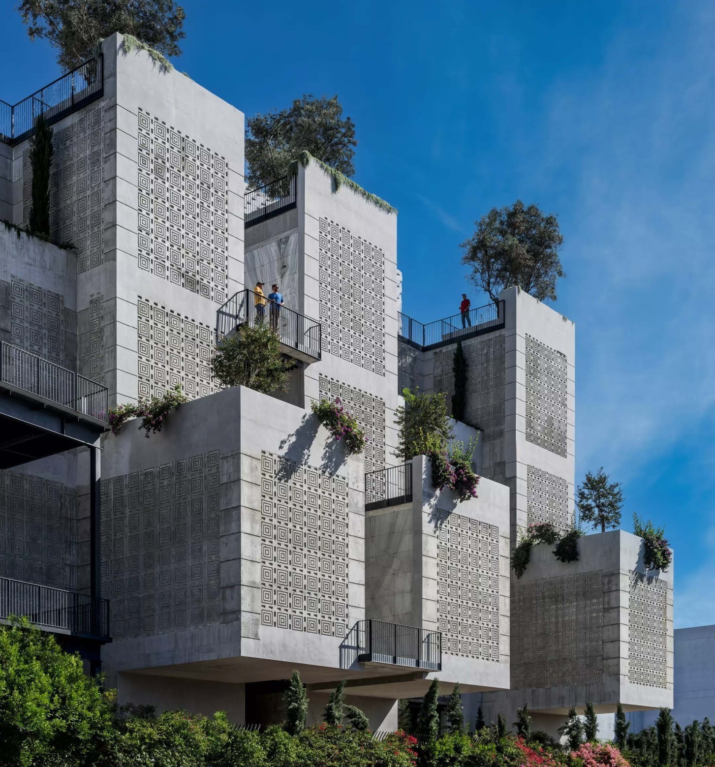 Construits en béton coulé sur place pour supporter le poids des cercueils, les grands volumes en porte-à-faux s'étendent au-dessus de Gower Street, dans l'axe du Hollywood Sign, et offrent une vue imprenable sur Los Angeles.