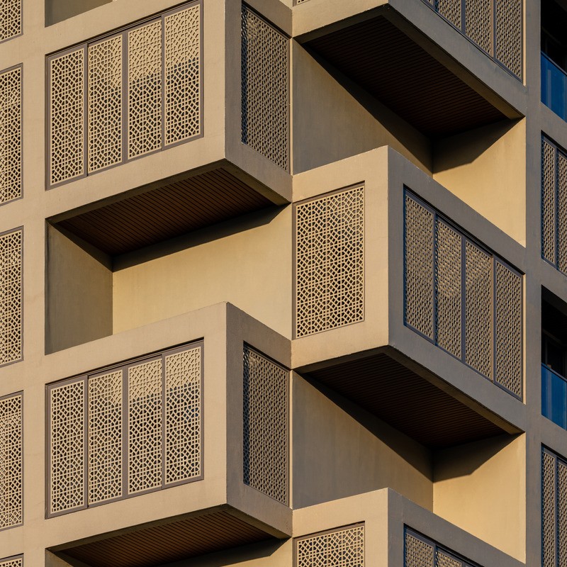 Suivant les éléments traditionnels locaux, certains balcons sont entièrement ouverts, tandis que d'autres sont équipés de panneaux coulissants ornés de motifs typiques.