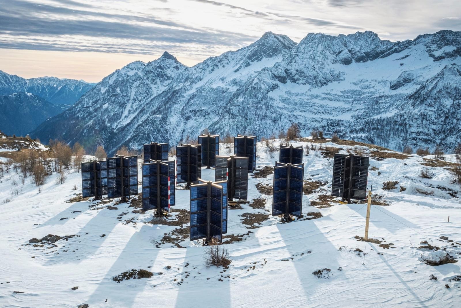 Installation test avec des «arbres solaires» sur un alpage au-dessus de Gondo.