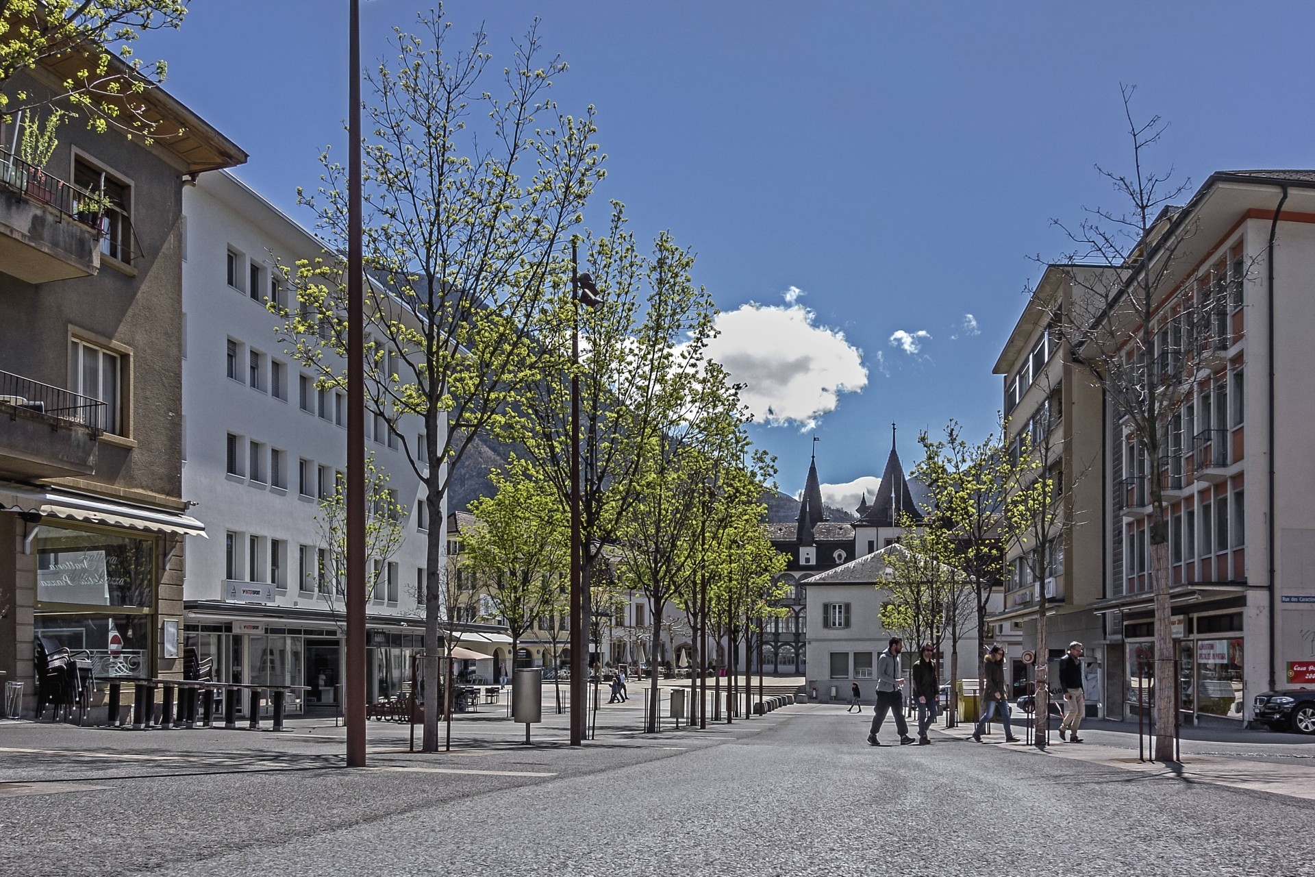 L'aménagement de la place de l'Hôtel de Ville de Sierre a marqué le début du projet « Sierre se transforme ». Les prochaines étapes de modernisation poursuivront son amélioration.