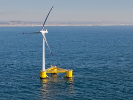 Une fondation d'éoliennes offshore flottantes de type semi-submersible appelée WindFloat fonctionnant à sa capacité nominale (2MW) à environ 5 km au large d'Agucadoura,Portugal.