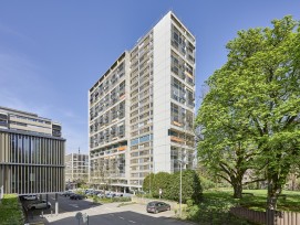 L'appartement en duplex se trouve respectivement au 14e et au 15e étage de la tour H10 à Bümpliz, dans le Fellergut.