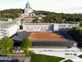 Le nouvel édifice au cœur du campus du collège Notre-Dame de Montréal relie les bâtiments pédagogiques patrimoniaux de l’établissement et ses infrastructures sportives extérieures.