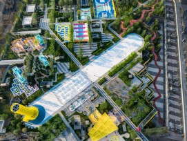 Vue aérienne du parc sportif Tianjin 4A, de l'aire de jeux, de la pièce d'eau Water Mountain et du Labyrinthe Aquatique à à Tianjin, en Chine.