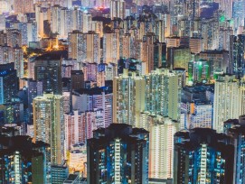 Des gratte-ciel à Hong Kong la nuit. La tendance à la hauteur se manifeste surtout dans les villes asiatiques et africaines.