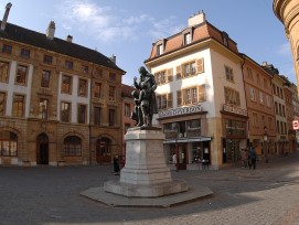 La plantation d’un arbre au centre de la Place Pestalozzi à Yverdon-les-Bains est accompagnée d’une exposition temporaire et d’un sondage d’opinion.