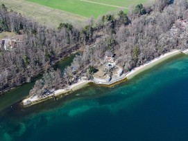 Le projet vise à préserver les milieux naturels tout en répondant aux besoins de détente et de loisirs, à élargir l’embouchure de l’Areuse, à recréer des berges naturelles, à supprimer les places d’amarrage, à améliorer l’habitat piscicole et à garantir l