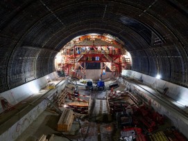 Vue dans la caverne de la Laupenstrasse: les blocs erratiques et les conditions géologiques ont nécessité des mesures supplémentaires du côté du chantier, dont l'ancrage du fond de fouille.