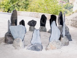 L’œuvre artistique HIRs de Claire Fracheboud utilise des menhirs en serpentine, dont les parties coupées ont été placées dans l’ancien tunnel des pyramides d’Euseigne pour créer un lithophone.