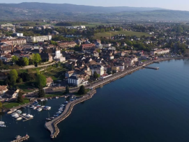 Le bord du lac à Nyon avec le port de plaisance au premier plan, le quartier de Rive et la Grande Jetée font partie du projet de transformation des rives.