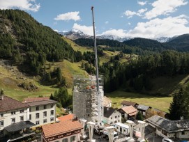 Le dernier étage de la tour blanche a été monté à Mulegns (GR) il y a quelques jours.