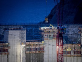 Les travaux de bétonnage débutent vers la fin de l'après-midi et se poursuivent jusque tard dans la nuit.