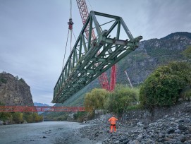 Les travaux de démolition du pont ferroviaire entre Sierre et Chippis (VS) ont commencé. Une grue massive de 750 t et de 108 m de hauteur, a déjà déplacé l'ouvrage, marquant le début des opérations.