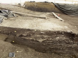 Une zone de rejet contenant de nombreux objets a été documentée sur la berge du ruisseau d’Orpond.