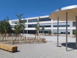 Une fois la totalité des travaux terminés, en fin d'année, l’école bénéficiera  de surfaces extérieures végétalisées supplémentaires, ainsi qu’une aire comprenant 2 terrains de basket-ball.