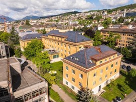 Les tuiles photovoltaïques de nouvelle génération, indiscernables des tuiles en ardoise grise, allient énergie solaire et esthétique architecturale.