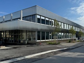 Ce bâtiment à la pointe de la technologie intègre 4000 m² de panneaux solaires, des pompes à chaleur et des matériaux durables, tout en favorisant la biodiversité.