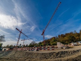 Les trois grues de 32 m, 34 m et 49 m de haut sur le chantier marquent le début des travaux principaux.