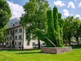 Il y a dix ans, la sculpture impressionnante de l’artiste Coskun, en forme de main géante recouverte de ceps de vigne et connue sous le nom de La Main Verte, est devenue un symbole, mais elle doit maintenant être démantelée en raison de son état vétuste.