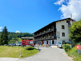 Le foyer des Mayens-de-Chamoson, connu pour son accueil aux demandeurs d'asile, a fermé ses portes pour une durée indéterminée suite à un affaissement du sol.