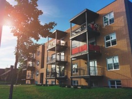 Les logements fribourgeois ont doublé depuis 1990, affichant des évolutions contrastées.