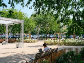 La place de Pré-Levêque à Genève, autrefois un parking, a été transformée en une place piétonne après rénovation et végétalisation.