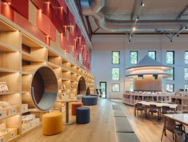 Ce nouveau concept de bibliothèque pour enfants, créé sur la base de l'architecture traditionnelle, se distingue par ses couleurs vibrantes et son ambiance captivante.