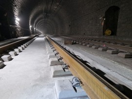 La rénovation de la chaussée dans le tunnel ferroviaire du Lötschberg a duré près de six ans et s'est achevée en octobre dernier.