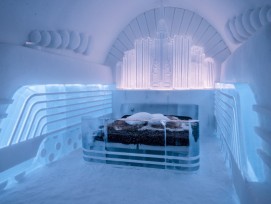 L'Icehotel a ouvert ses portes en 1989 et n'est pas seulement un hôtel, c'est aussi une exposition d'œuvres d'art en perpétuelle évolution, réalisées à partir de glace et de neige. Réalisation « Yesterday's Tomorrow » de Corban Warrington et Daniel Afonso