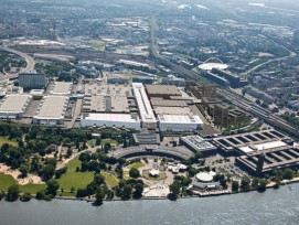 Vue aérienne du Rheinpark avec le Hall 1 (à gauche), Confex (à droite) et le projet de terminal Est-Ouest à Cologne.