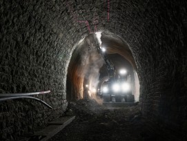 La roche du tunnel du Weissenstein est très friable. La voûte doit donc être travaillée par courtes sections d'un à deux mètres.