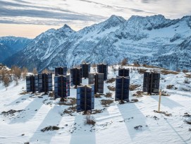 Installation test avec des «arbres solaires» sur un alpage au-dessus de Gondo.