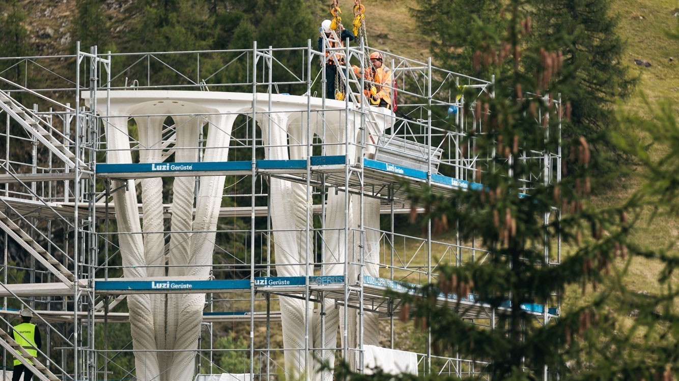 Le dernier étage de la tour a été monté avant l'installation de la coupole et de la cage d'escalier.